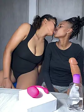 miaYnicol12 webcam show