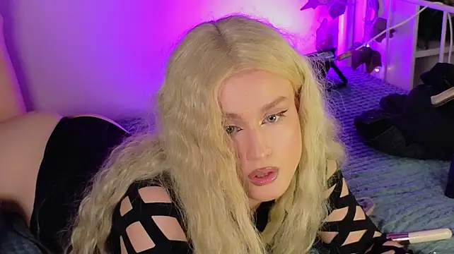הופעת וובקאם של horny__doll