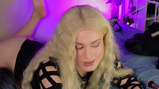 הופעת וובקאם של horny__doll