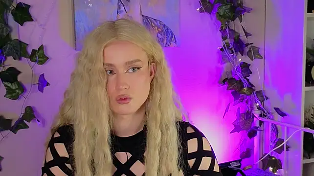 הופעת וובקאם של horny__doll