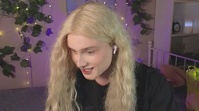 horny__doll's Webcam Show
