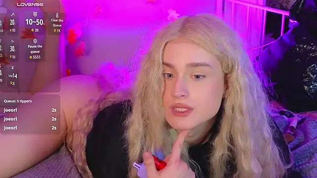הופעת וובקאם של horny__doll