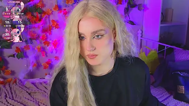 הופעת וובקאם של horny__doll