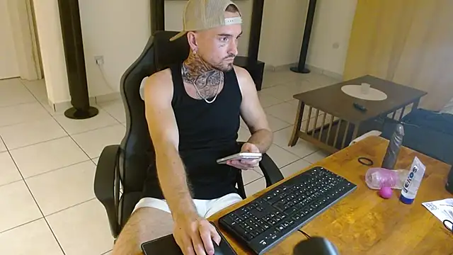 Show modela adriano_phox na web-kameri