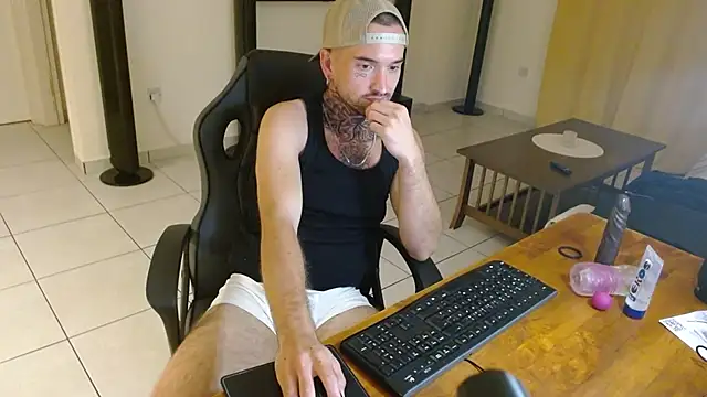 הופעת וובקאם של adriano_phox