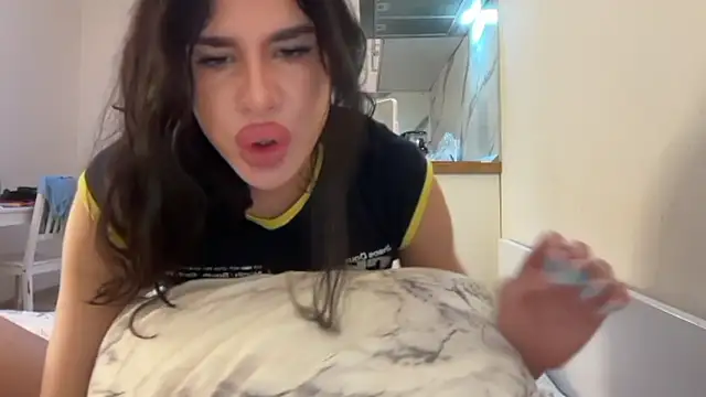 Pokazy przed kamerką – KarolineFoxy