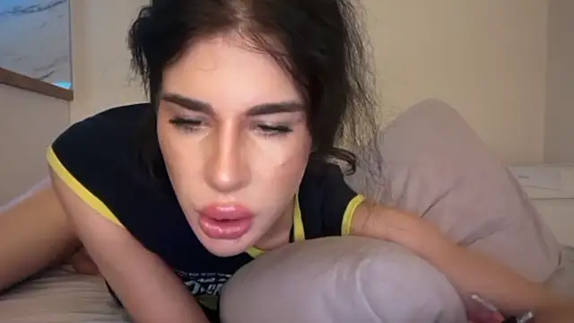 KarolineFoxy Show in webcam