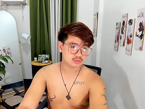 GabinJuicyHugeCock 网络视讯表演