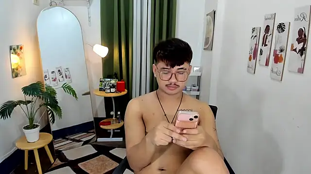 GabinJuicyHugeCock 网络视讯表演