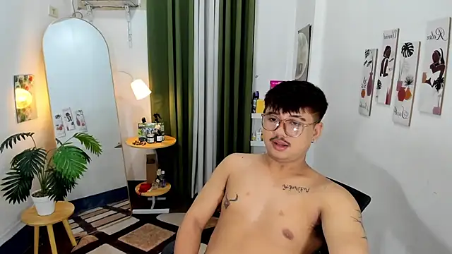 GabinJuicyHugeCock 网络视讯表演