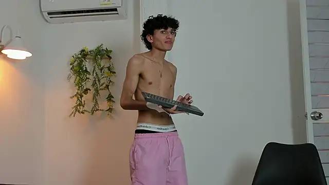 Leonardo_cum18 Webcam Show