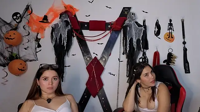 Hana_and_Chantal Show in webcam