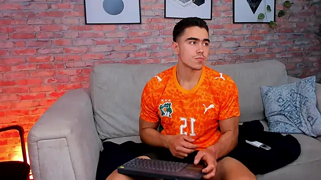 Mateo_Strong1n Webbikameraesitys