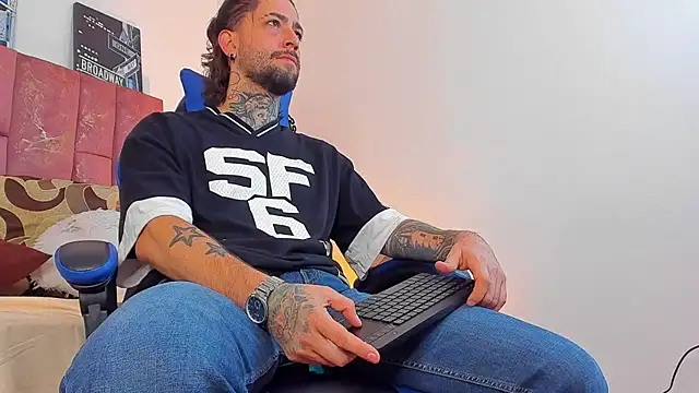 ALPHA_MASTER1 Adlı Modelin Web Kamerası Şovu