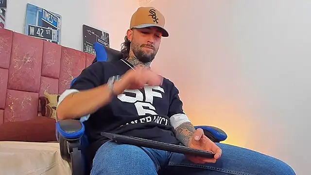 הופעת וובקאם של ALPHA_MASTER1