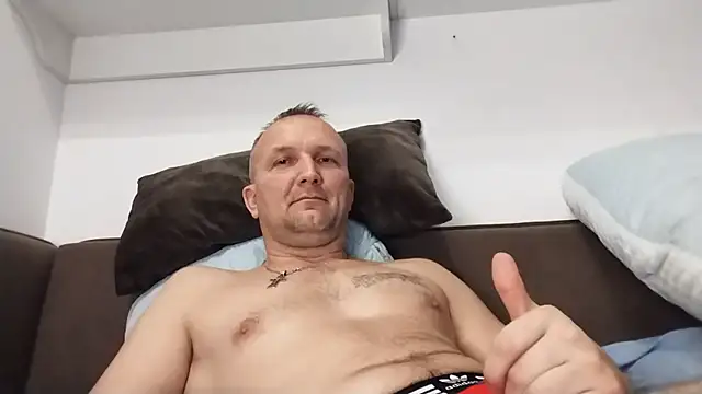 ALEX-BRUTALINn Webbikameraesitys