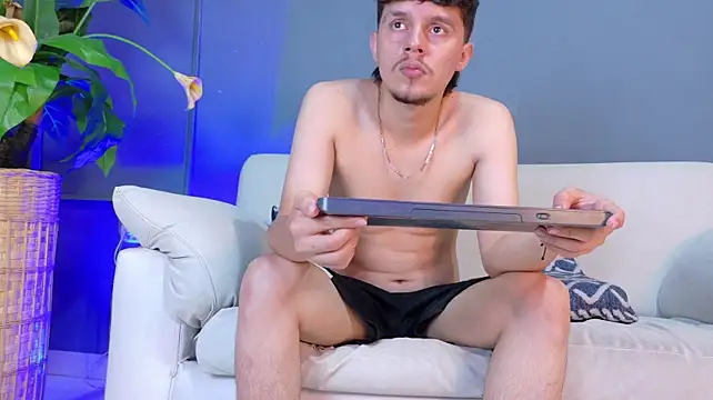 alejo_largo's Webcam Show