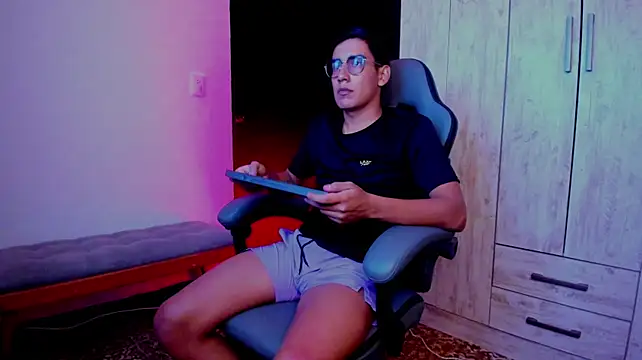Show modela dominicfrost na web-kameri