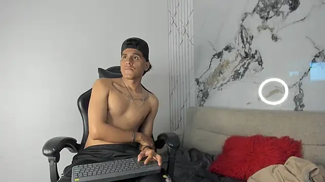 Show modela oliverSky_ na web-kameri