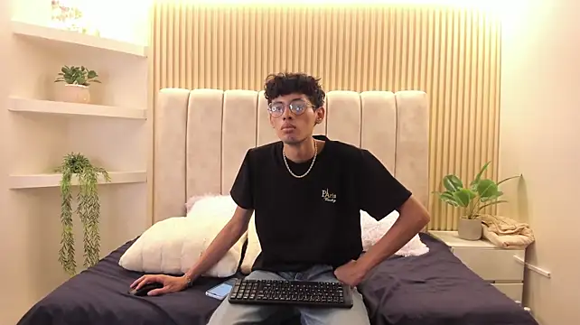 Ethan_Kay Show in webcam