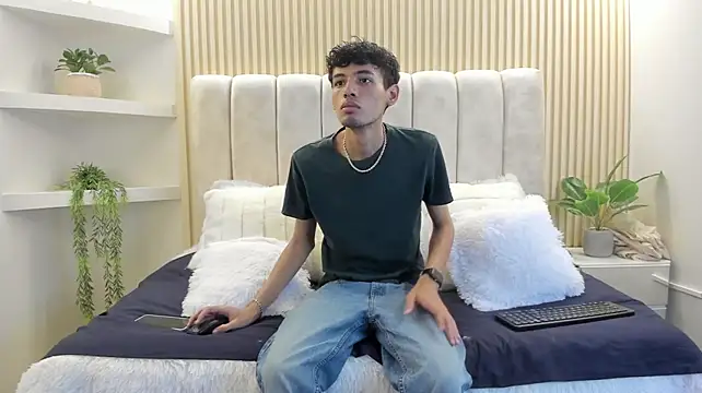 Ethan_Kay Show in webcam