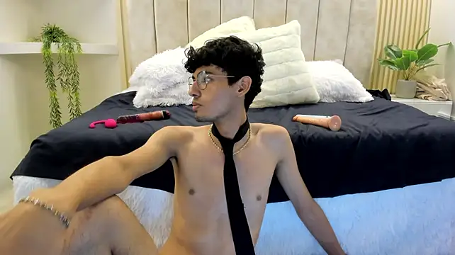 Show modela Ethan_Kay na web-kameri