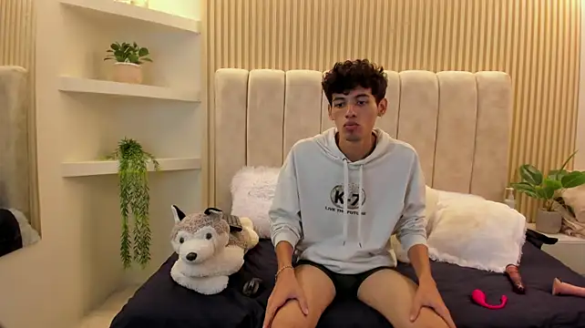 Ethan_Kay Show in webcam