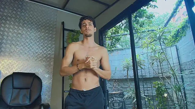 Jeey_Bee: διαδικτυακό σόου στην κάμερα