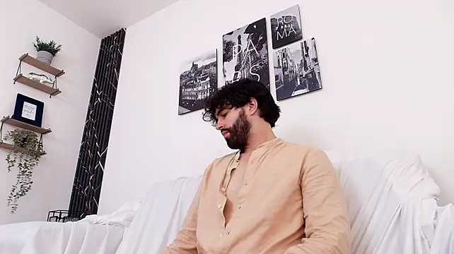 Aaron_Tate_ Show in webcam