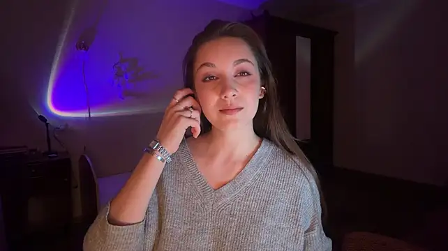 Show modela CortneyMontaluo na web-kameri
