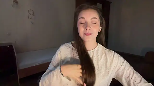 Show modela CortneyMontaluo na web-kameri