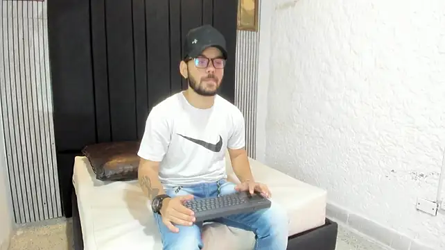 Show modela MATHY_ROBERT2 na web-kameri
