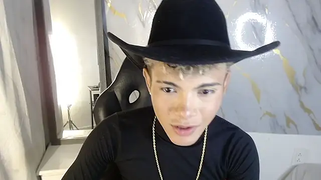 Show modela NaimVoss na web-kameri