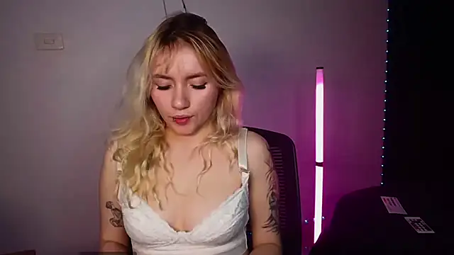Pokazy przed kamerką – ambervelvetx