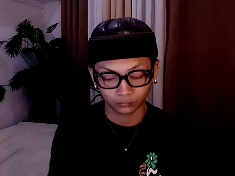 Etherialboytoy4hire's Webcam Show