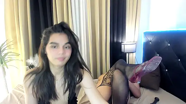 Olivia_Eleanor Show in webcam