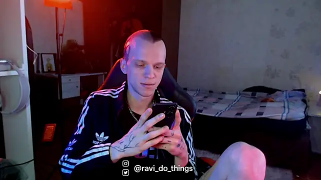 הופעת וובקאם של ravi_do_things