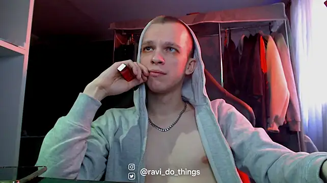 ravi_do_things: διαδικτυακό σόου στην κάμερα