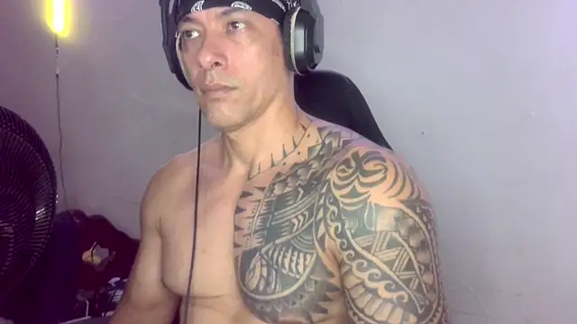 Adam_Dom Show in webcam