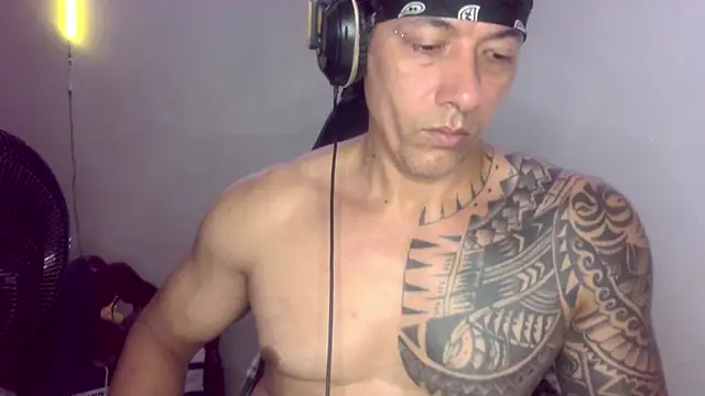 Show modela Adam_Dom na web-kameri
