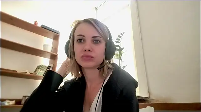 LoraMorarr's Webcam Show