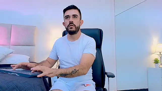 NicoSaint_: διαδικτυακό σόου στην κάμερα