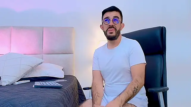 NicoSaint_: διαδικτυακό σόου στην κάμερα