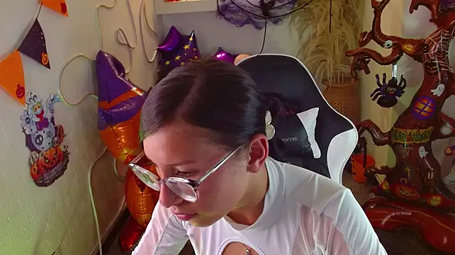 mia_gold07 Show in webcam