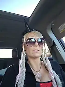 הופעת וובקאם של BeautifulBustyBlonde