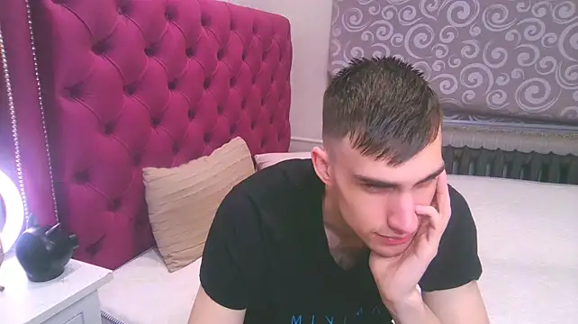 Pokazy przed kamerką – DeanWilde