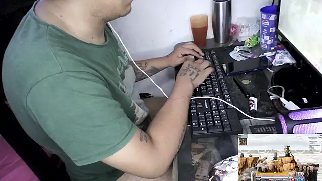 Show modela pidemelabendi na web-kameri