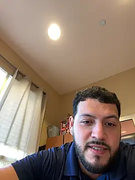 LatinoBeard01: διαδικτυακό σόου στην κάμερα