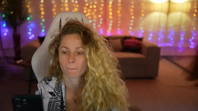 Show modela Curly_054 na web-kameri