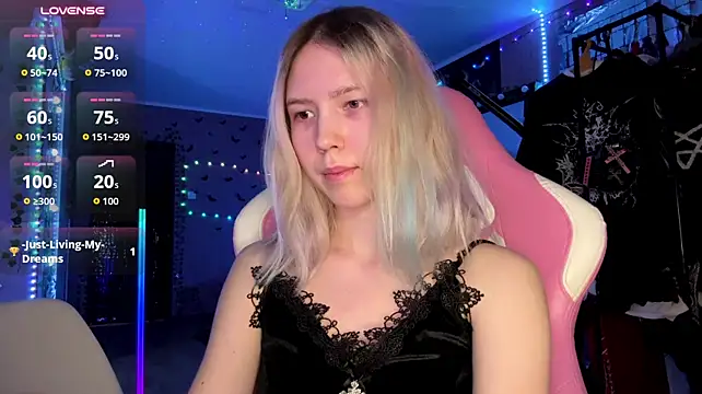 LittleBlondeKitten webcam show